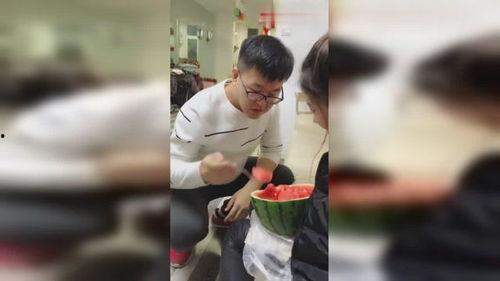 网红跟她老公吃瓜视频